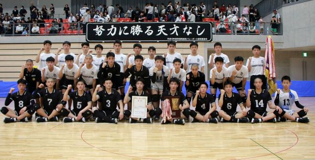 鎮西高校バレーボールT 初のセンターコートで鎮西1年生エースが躍動 新たな力が現行「春高」で