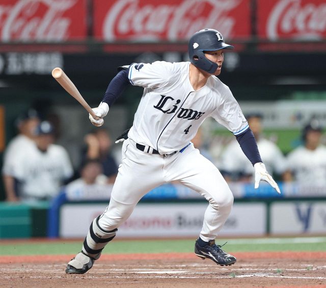 40歳の西武・中村剛也が5000万減の1億5000万円でサイン 500本塁打に