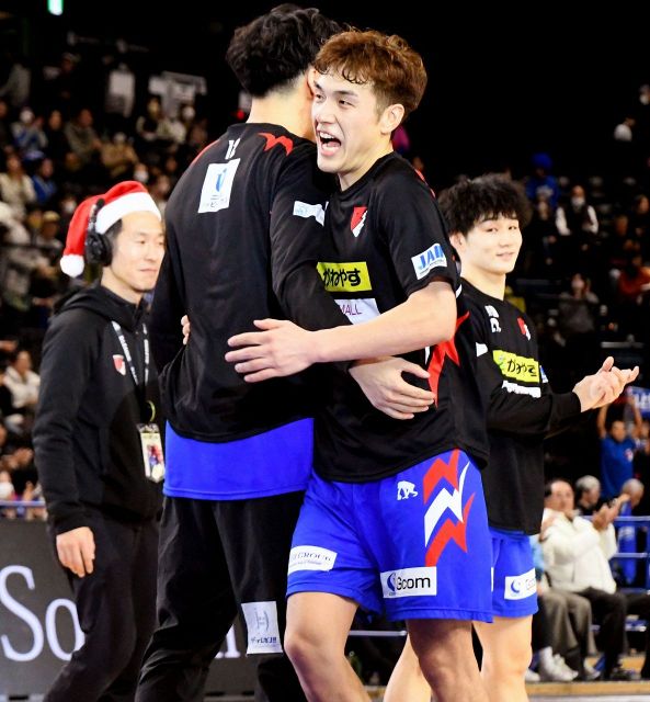 連敗止めた！　大黒柱が負傷者リスト入りのライジングゼファー福岡、劇的幕切れで7戦ぶり勝利　29歳PGが〝プロ2度目〟の決勝ブザービーター【Bリーグ2部】