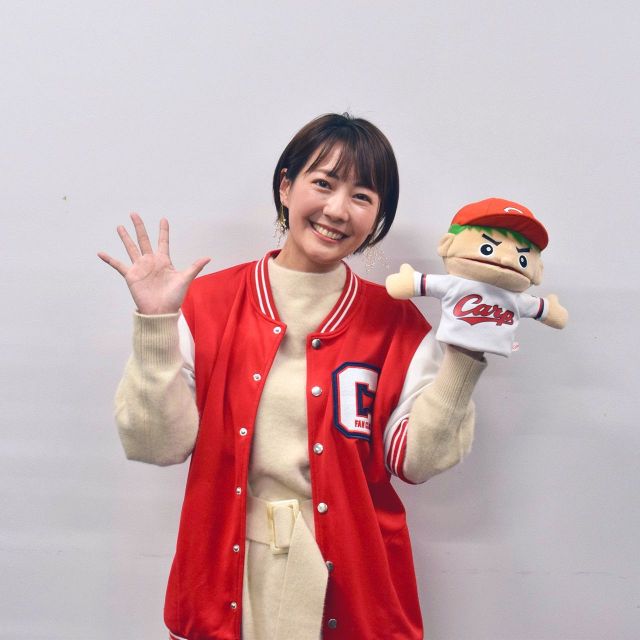 亀仙人みたいだ」落合博満さんが2004年開幕投手のモデル娘と2ショット