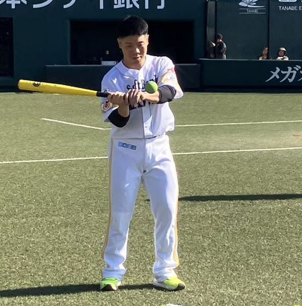 ソフトバンク孫正義オーナーが「鷹の祭典」初戦で始球式 背番号「68