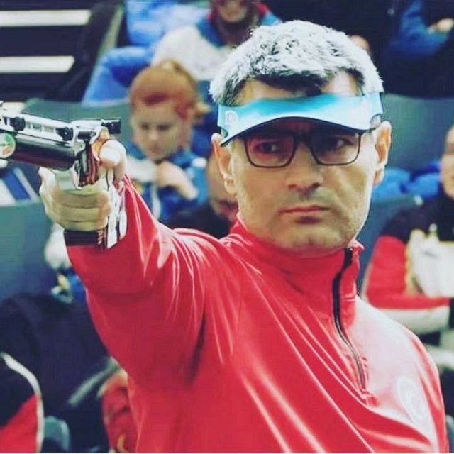 パリオリンピック　射的　無課金おじさん　ユスフ・ディケチ　直筆サイン色紙 五輪を席巻「無課金おじさん」を金メダル女子も模倣 インプ1000