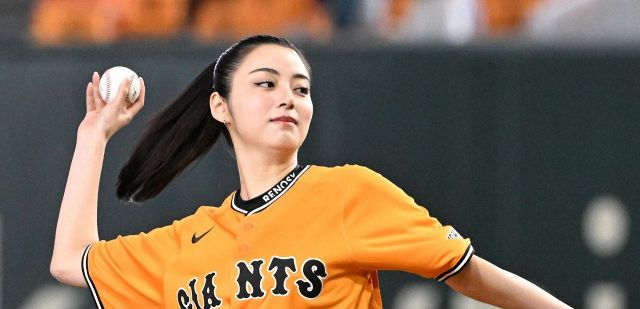 マリリンモンローの再来か」28歳女優、長身映えるシックなロングドレス