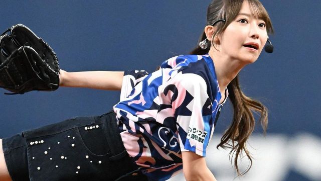 見てました」圧巻〝ノーバン〟投球に大興奮！28歳女優の始球式に