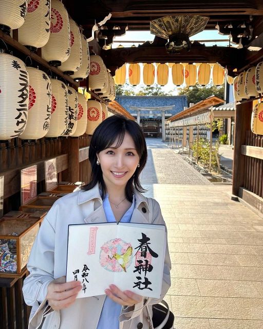 競馬番組でお馴染み、長身33歳元アイドルが美脚眩しい〝天使〟ミニスカ