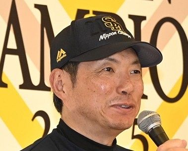 〝アフロ娘とマッシュ息子〟が小久保監督祝福！〝サプライズ〟お祝いショットに反響「えぇー!!」「顔も緩みますね〜」「めちゃ嬉しそう!!」