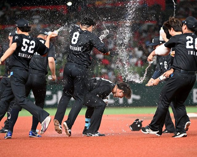 他の選手と争ってもらう」西武・西口文也監督 初GG賞の西川愛也は来季