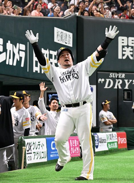 ソフトバンク孫正義オーナーが「鷹の祭典」初戦で始球式 背番号「68