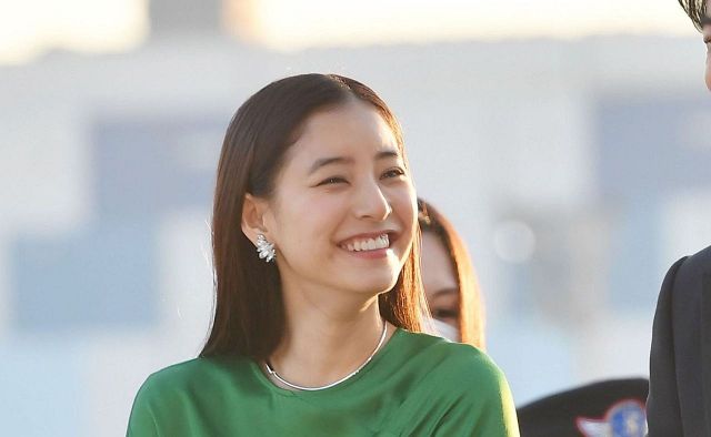 ゼクシィ」CMから10年…「脚長っ」31歳女優の美脚際立つレース＆デニム