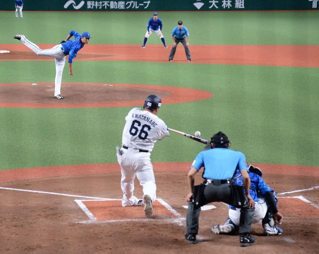 ダルビッシュ有&涌井秀章  高校野球 写真 04年、高校選抜投内連係で、横浜の涌井秀章投手（左）の