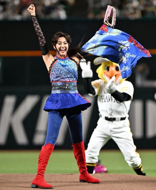 54歳でこれは凄い」藤原紀香〝超ミニスカ〟姿に騒然「すごい貫禄