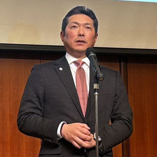 マリナーズ感満載の衝撃ツーショット！ イチロー？の隣には…ファン