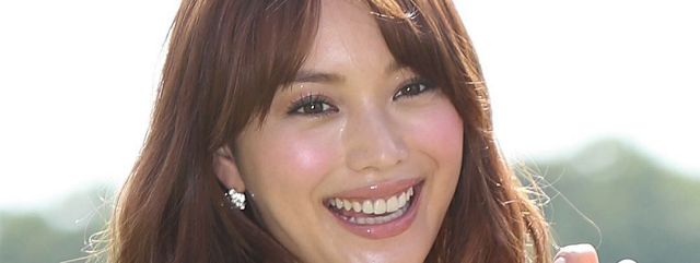蛯原友里はじける笑顔が最高！ ピンク＆ネイビー衣装オフショットに