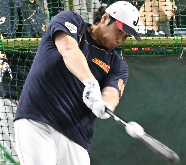 ソフトバンク栗原陵矢がヒヤリ 一塁守備中、折れたバットが飛んでくる