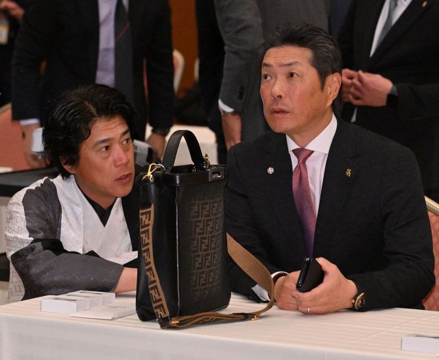 マリナーズ感満載の衝撃ツーショット！ イチロー？の隣には…ファン