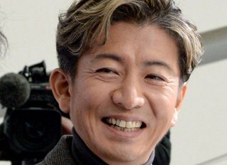 記念写真に納まる（手前から）小久保監督、張本勲氏、王貞治氏