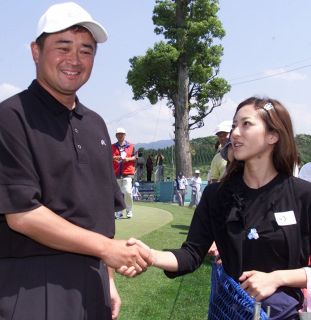 兄との〝ゴルフショット〟が話題の横田真子の父・横田真一(左)｜アイドルの母とプロゴルファーの｜写真｜【西スポWEB OTTO!】