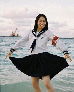 タトゥーが見える近影が話題の藤井萩花さん(インスタグラム@s｜〝お腹