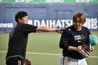 ソフトバンク牧原大成、死球を受けた左肘付近にテーピング姿で球場入り　オリックス・宮城大弥と談笑する場面も　廣瀨隆太が1軍合流