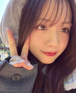 「ヒー！制服の胸のボタンが」「二度見するわ」あざと女王・森香澄〝ミニスカ生足〟バスガイド姿に衝撃「ヒザ見ちゃう」「上目遣い…さすがです」