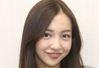 ベビちんとお揃いの水着」1児の母、板野友美が大胆なビキニショット