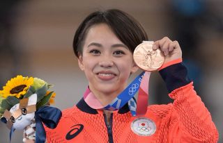 雨のパリ〟ライダースジャケットの山下智久に「オシャレな街が似合い