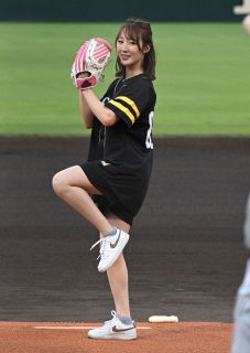 JRA騎手の永島まなみ、ソフトバンク戦で始球式　「レースより緊張しました」　投球は大きく一塁側へ