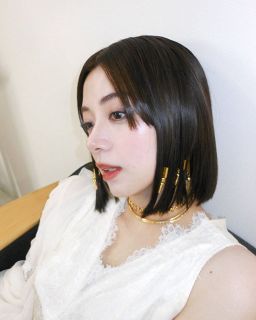 マリリンモンローの再来か」28歳女優、長身映えるシックなロング