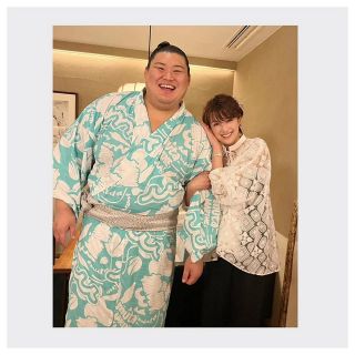 女子会の隣に偶然!50歳人気女優、大の里〝べったり2ショット〟に大反響「そんな偶然あるの」「表情が彼女さん」「横綱、嬉しそう」