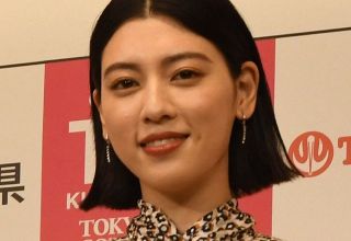 まだまだ若い」石田ゆり子〝56歳のヤンキー座り〟姿に「きゃわ」「少年