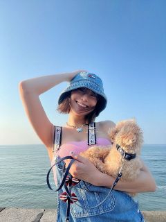 雰囲気一変〟が話題の岡田将生(後ろ)。写真は妻の高畑充希と｜「奥さん