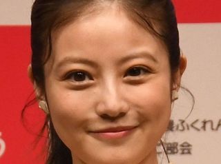 雨のパリ〟ライダースジャケットの山下智久に「オシャレな街が似合い